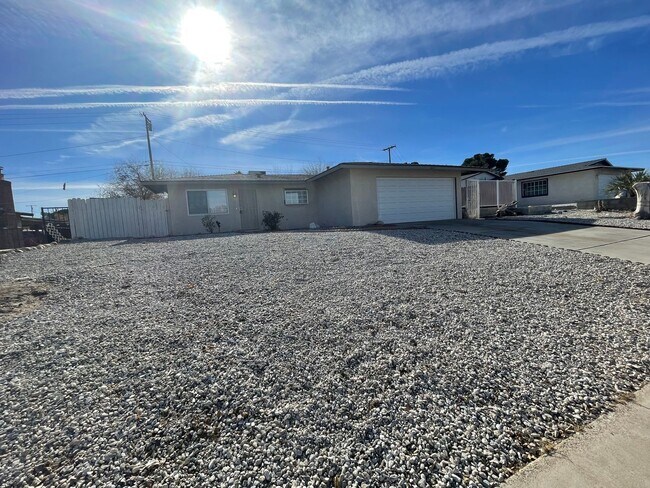 Building Photo - Victorville, 3 Bedroom, 2 Bathrooms, Large...