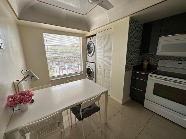 Building Photo - 14671 Bonaire Blvd