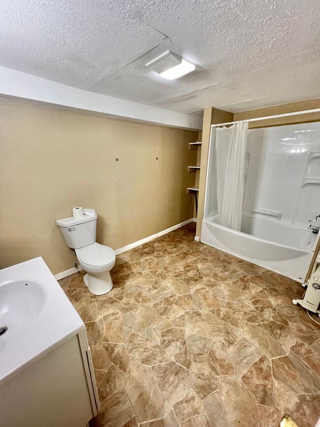 Building Photo - NEW LISTING! 3 Bedroom House!