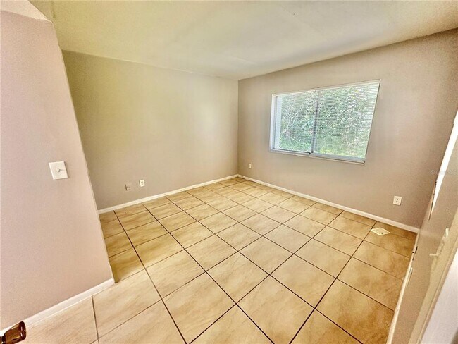 Building Photo - 2549 S Oak Ave