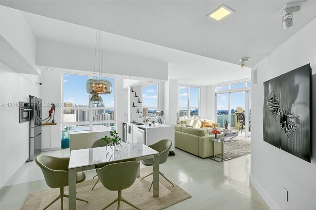 Building Photo - 1155 Brickell Bay Dr