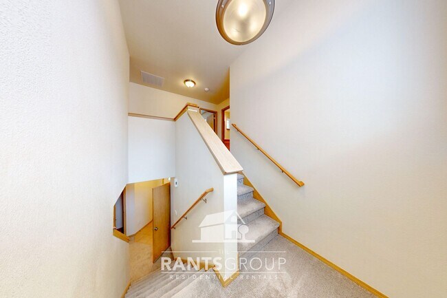 Building Photo - Great Location!  Quiet Neighborhood!