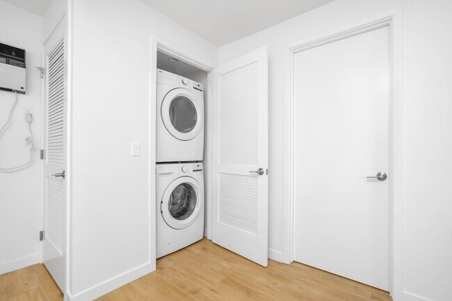 Building Photo - 1422 Tamarind Ave