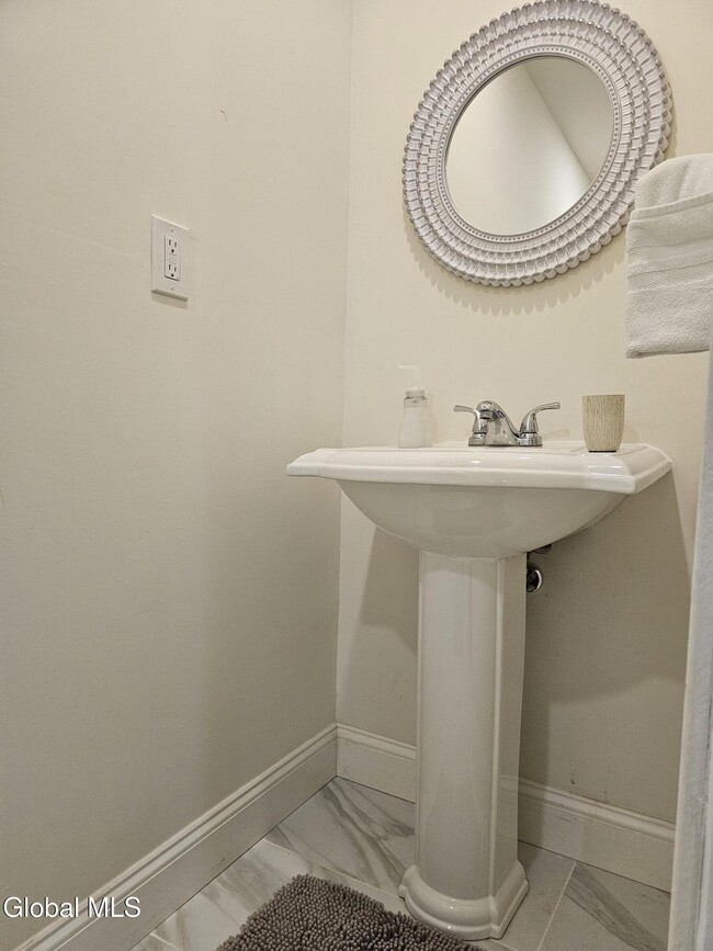 Building Photo - 489 Grooms Rd