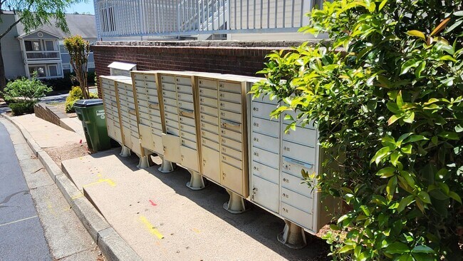 Building Photo - Top-Floor 2-Bed, 2-Bath Condo with Firepla...