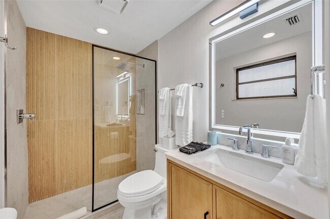 Building Photo - 2740 NE 15th St