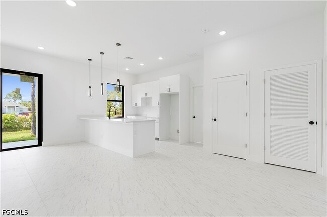 Building Photo - 3175 Sunshine Blvd N