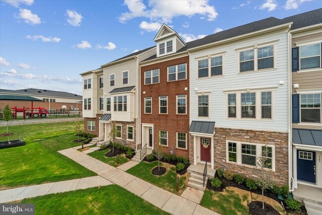 Building Photo - 705 Sawback Sq NE