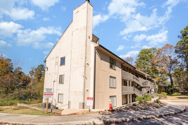 Building Photo - Studio Living in One of Raleigh’s Most Con...