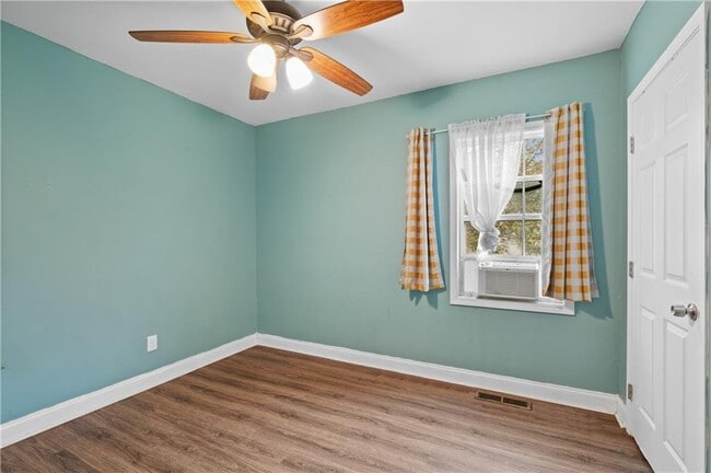 Building Photo - 1124 Graymont Dr SW