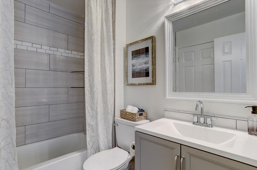 Full Bath - 5712 W Asbury Plz
