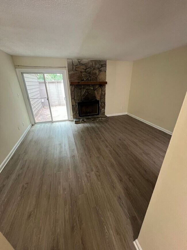 Building Photo - Now Ready! A 2 bedroom 2.5 bath in Norcross area!