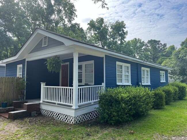 Building Photo - Newly Renovated Three Bedroom House in West Ashley