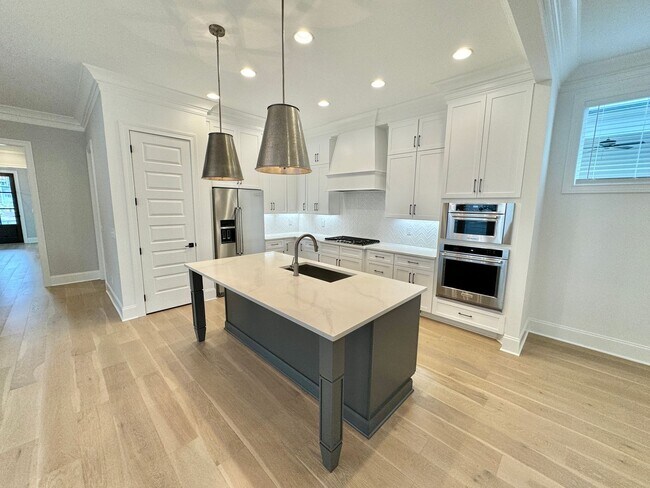 Building Photo - 3 bedroom home with 3.5 bathrooms and 2 Car Garage