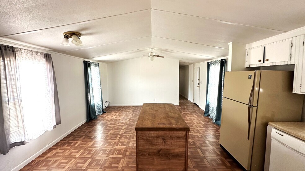 Building Photo - 914 FM 2808