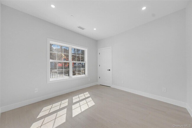 Building Photo - 10 Market St