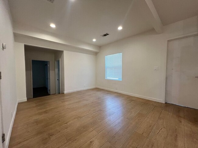 Building Photo - 2101