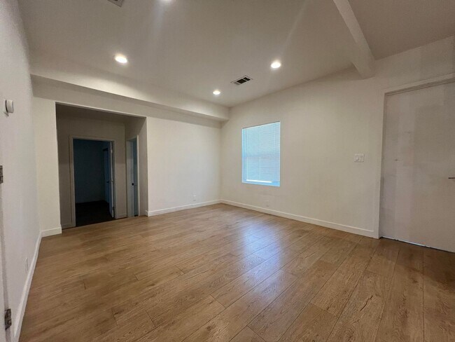 Building Photo - 8007-8009 HILL DR.