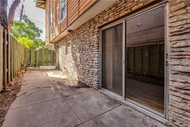 Building Photo - 2800 Cole St