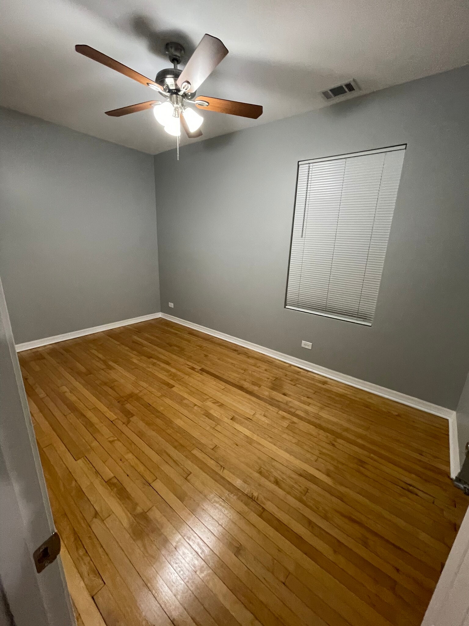 Building Photo - 1543 N Lorel Ave
