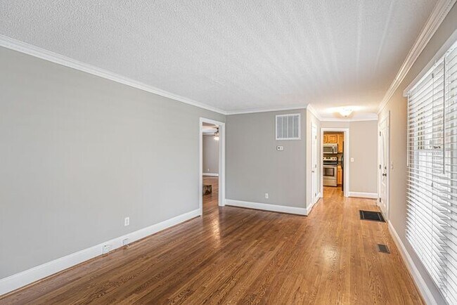 Building Photo - NW Large Updated Home! LR, DR, Den, FP, Ha...