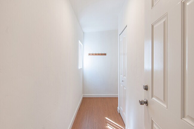 Building Photo - 2BD/1BA APARTMENT IN CROWN POINT! - 2 BLOCKS TO SAIL BAY! - $3,995/mo!