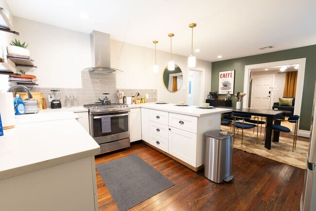 Building Photo - 725 Peddie St