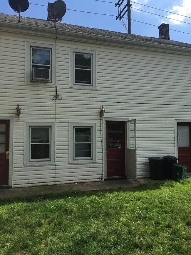 Building Photo - Introducing a pleasant 2-bedroom, 1-bathro...