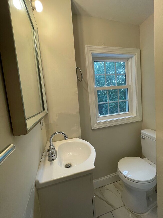 Building Photo - Beautiful 4 Bedroom, 1.5 Bath in Chester