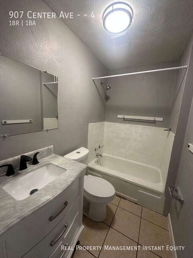 Building Photo - 907 Center Ave