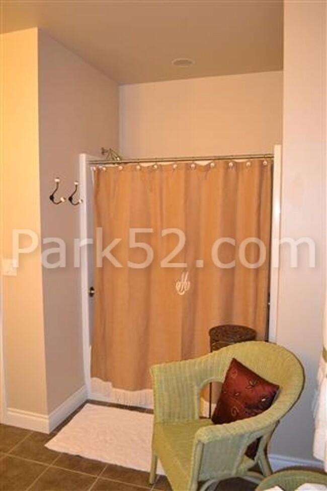 Building Photo - 1 Bed 1.5 Bath Theater District Condo + Am...