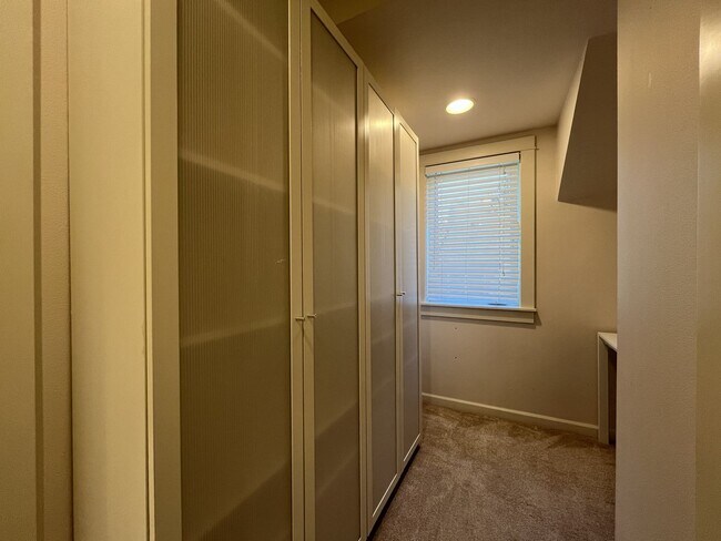 Building Photo - Incredible Forrest Park Townhome!! 2 bedroom, 2 bath, HUGE attached Garage!