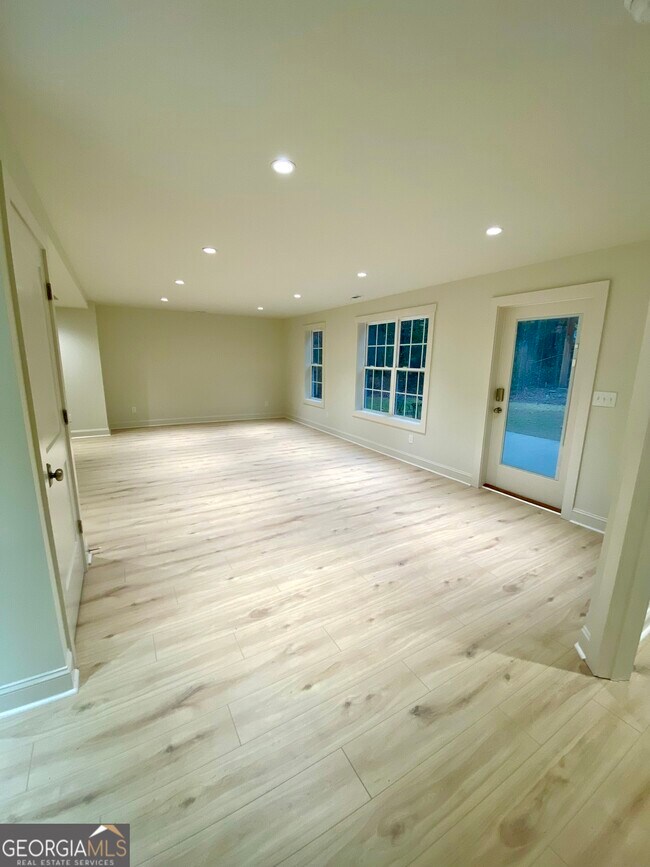 Building Photo - 886 Moore Rd