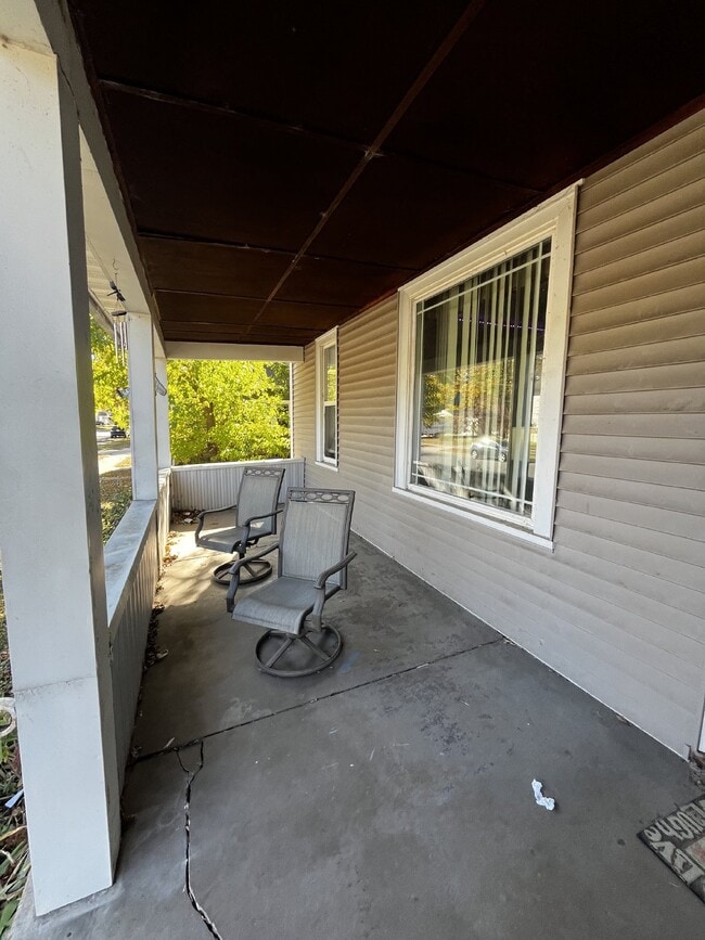 Building Photo - Huge 4 bed 1 bath very close to Water St. ...