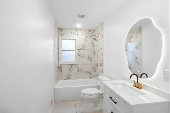 Building Photo - 235 Lakewood Dr