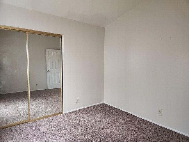 Building Photo - ?4 Bed / 2 Bath Single Level Gilbert Home with vaulted Ceilings *New Paint*?