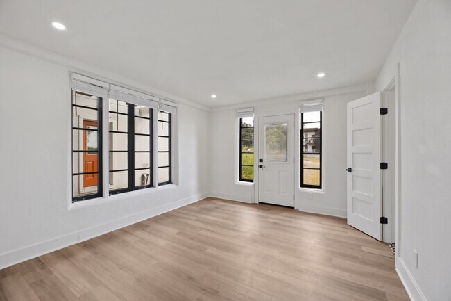 Building Photo - 2808 San Pedro St