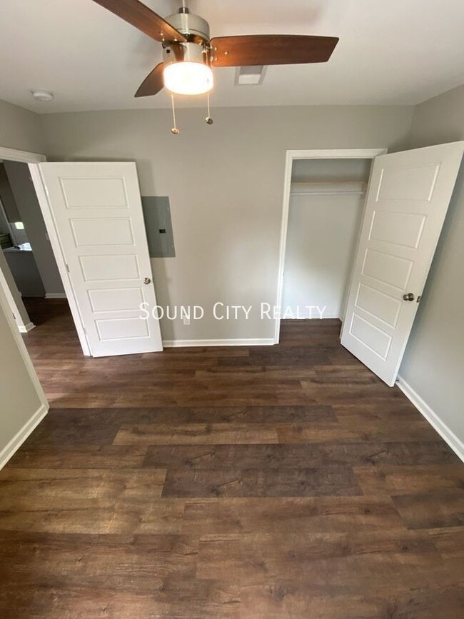 Building Photo - 1905 Hermosa St