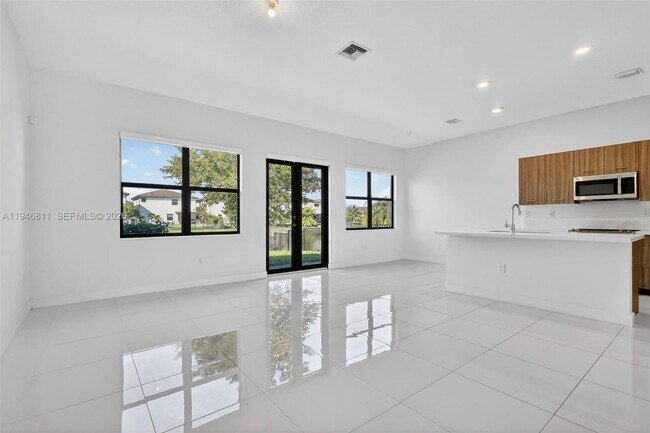 Building Photo - 4398 SW 173rd Ave