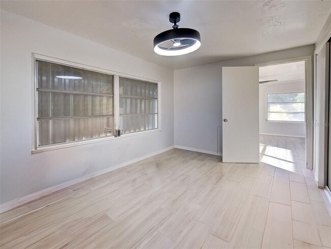 Building Photo - 313 Jessica St N