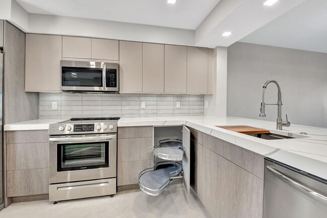 Building Photo - 14095 Royal Vista Dr