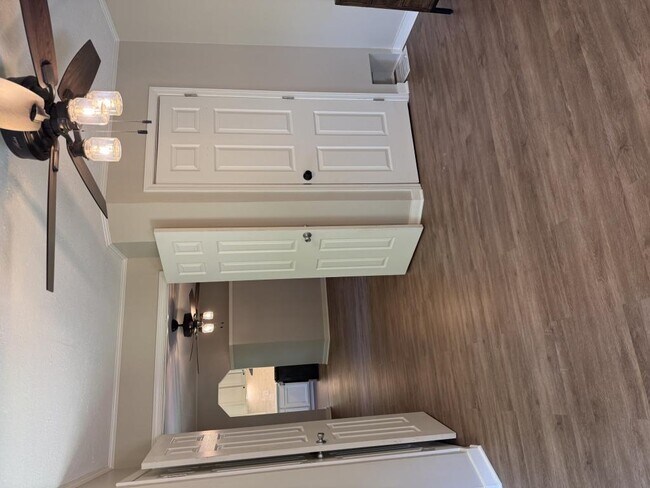 Building Photo - 2901 Lindsay Ave