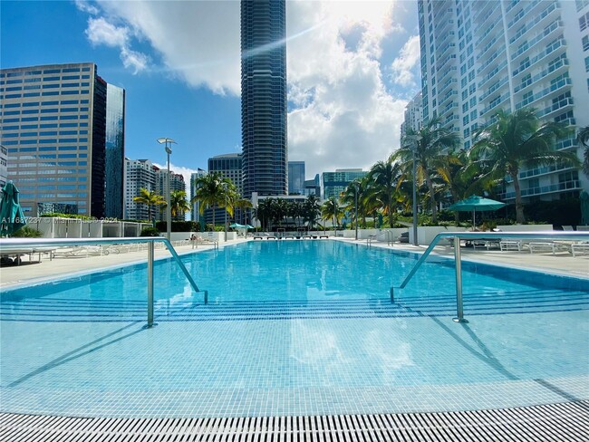 Building Photo - 950 Brickell Bay Dr