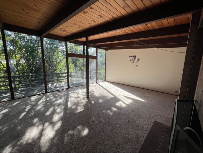 Building Photo - Mid-Century Hayward Home For Rent