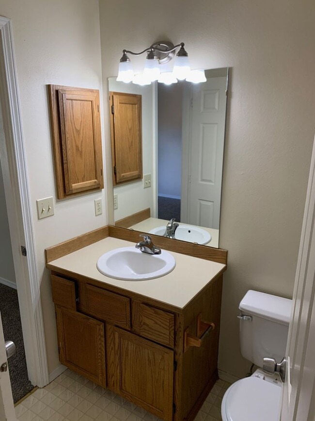 Building Photo - 2 Bedroom Condo with Washer/Dryer in Home