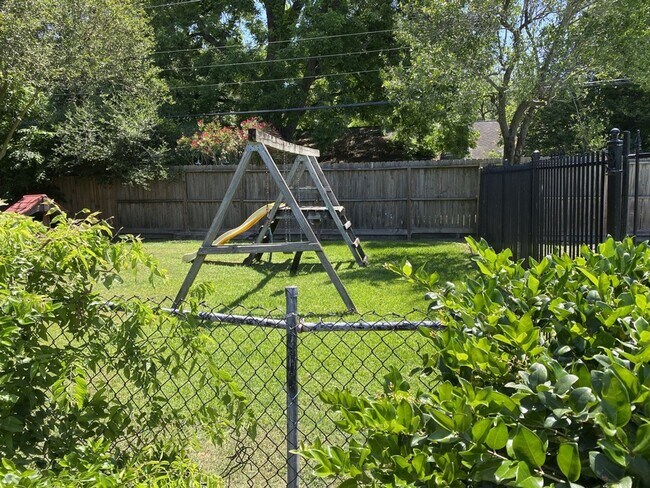 Building Photo - SPRING BRANCH CONDO WITH ALL BILLS PAID!