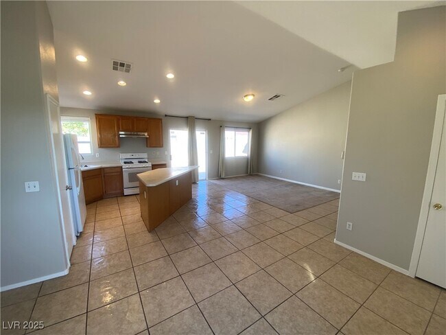 Building Photo - 2616 W El Campo Grande Ave