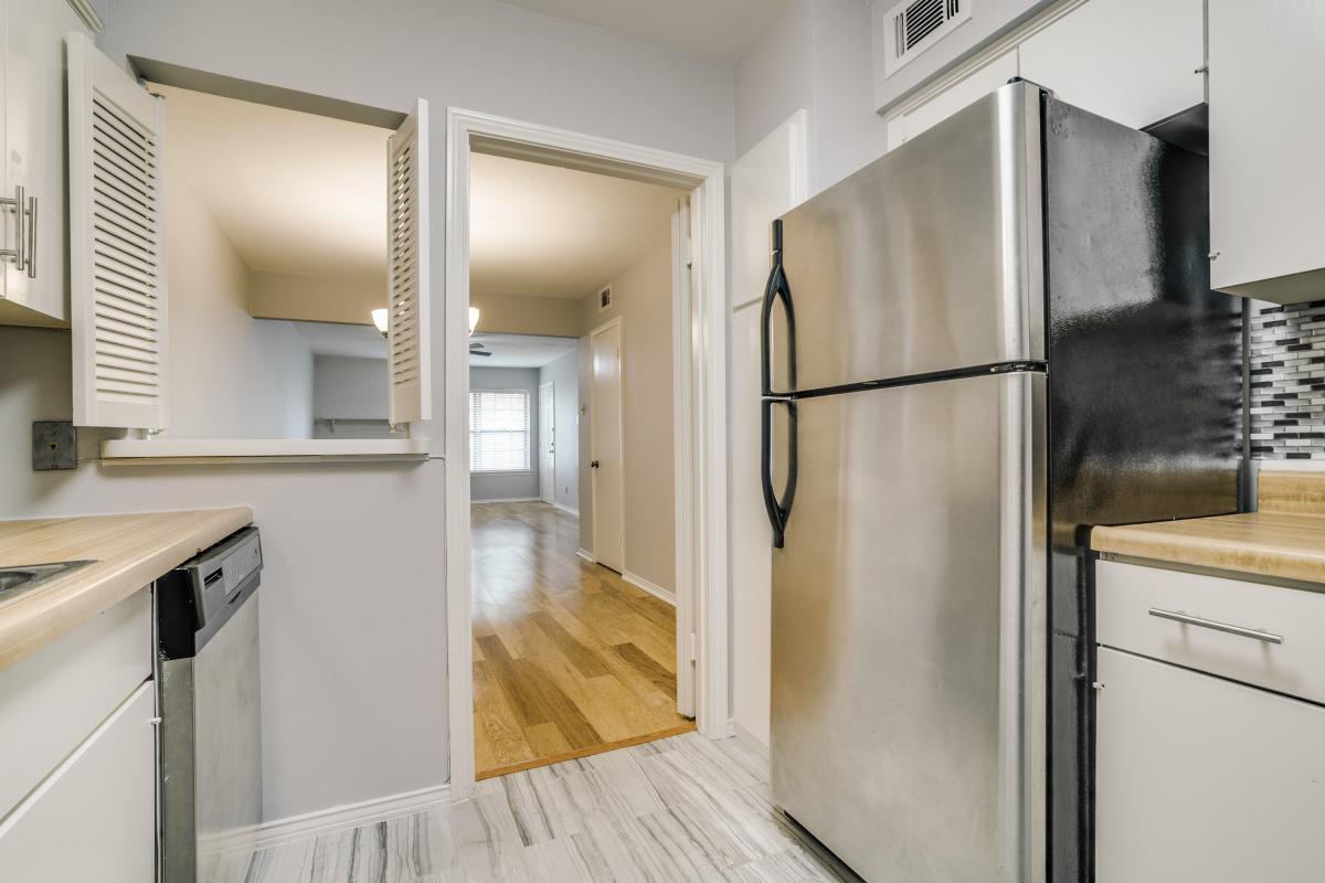SS Appliances in Kitchen - 4211 Newton Ave