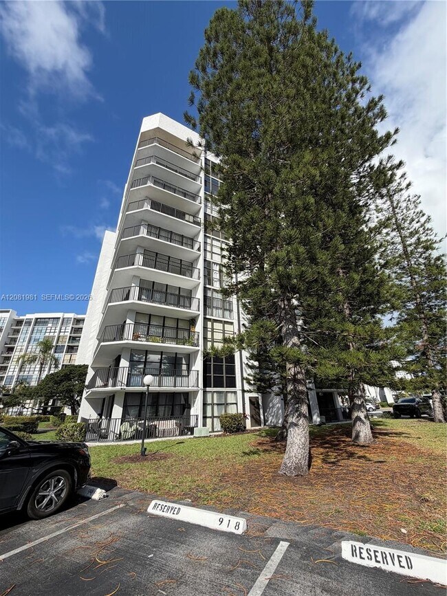 Building Photo - 1000 Parkview Dr
