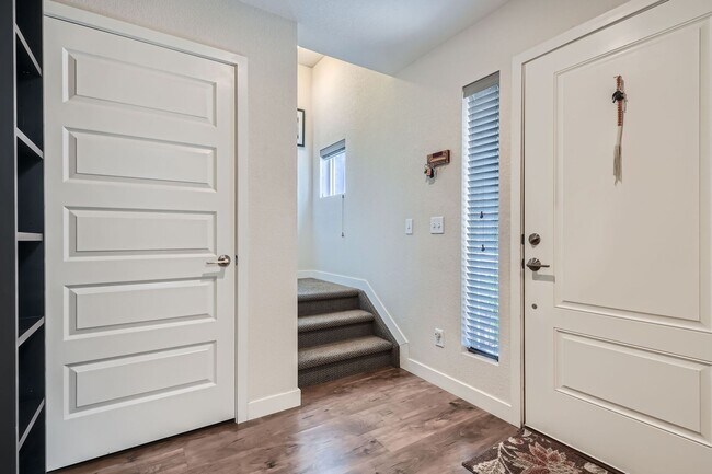 Building Photo - Modern 2 BDR Townhome in Broomfield